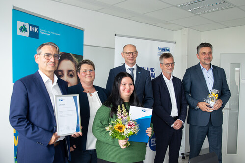 20230809_IMG_2555_IHK-7-500. Azubi-Vertrag_AWM_Quelle IHK-Südthüringen.jpg